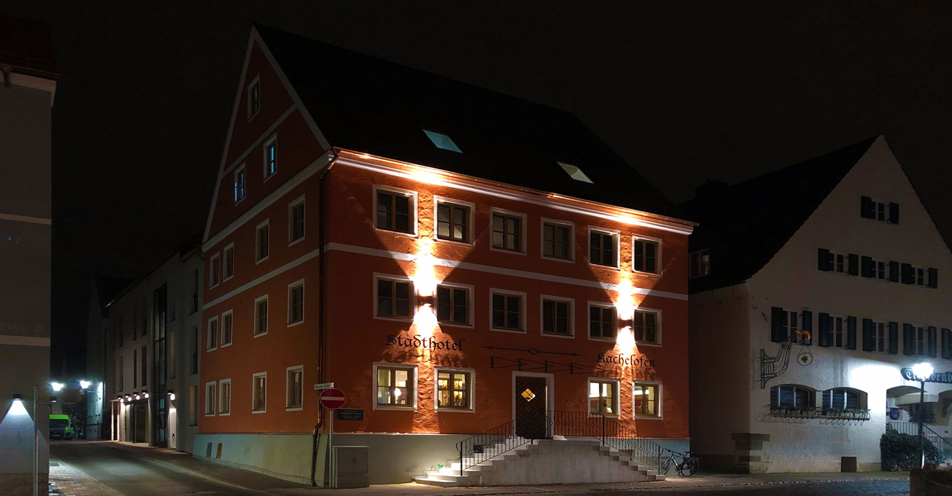 restaurant-stadthotel-kachelofen-bei-nacht.jpg